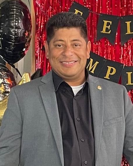 Pastor Leonardo Hernández.
